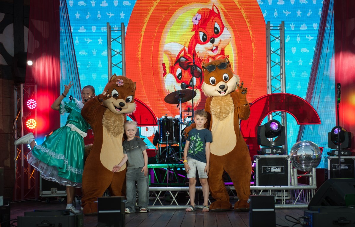 Стихи в честь любимого курорта и 70-килограммовый торт:  Alean Family Doville отпраздновал 11-летие